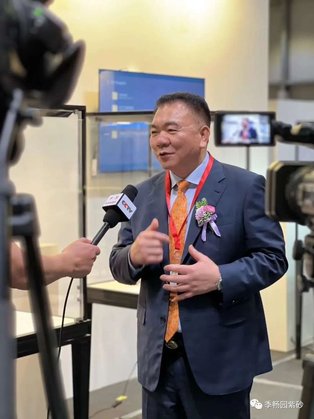 首届香港国际文化艺术博览会暨“壶韵香港”紫砂艺术展现场接受CCTV采访.jpg